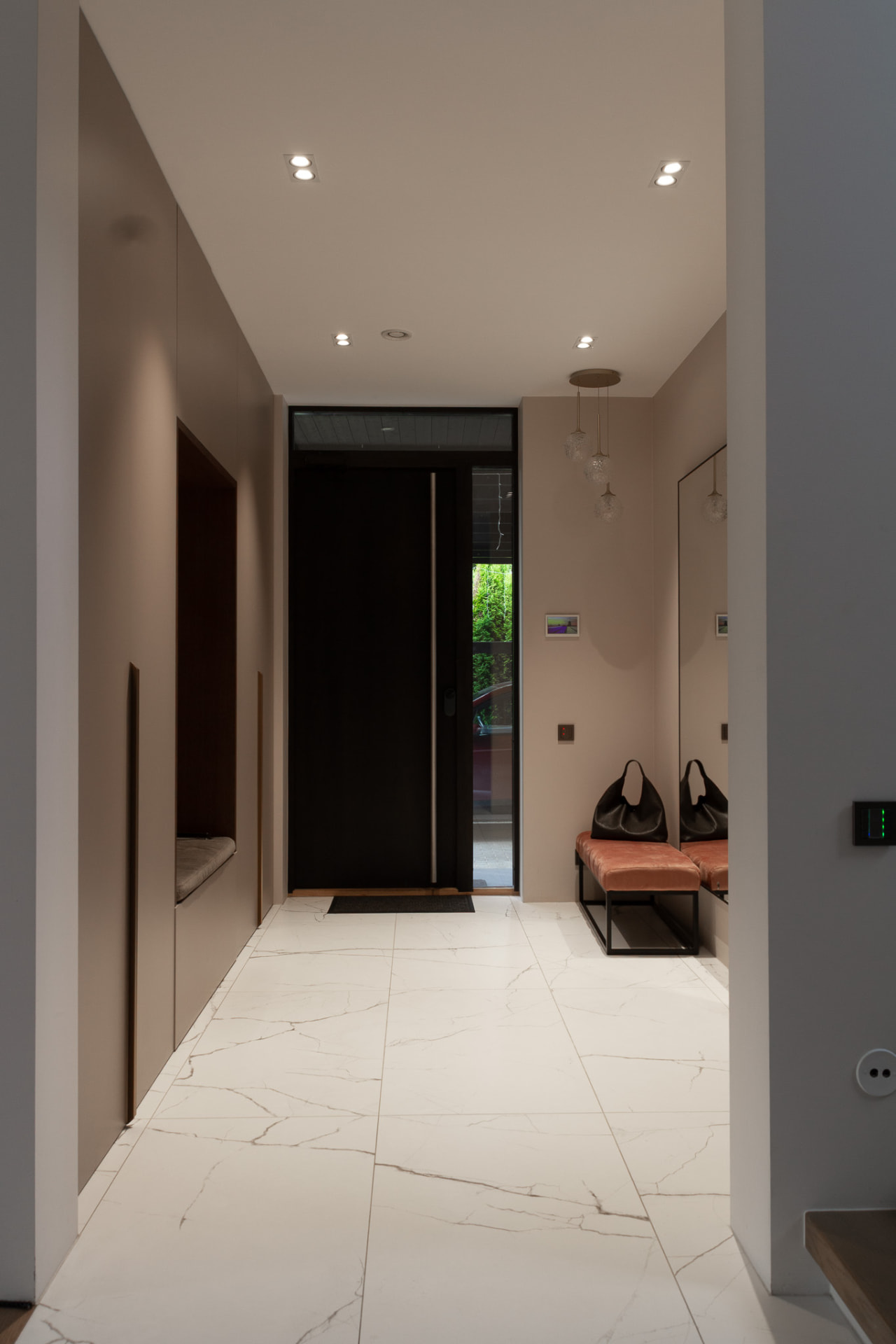 Entrance hall with built-in storage, a bench and full-height mirror